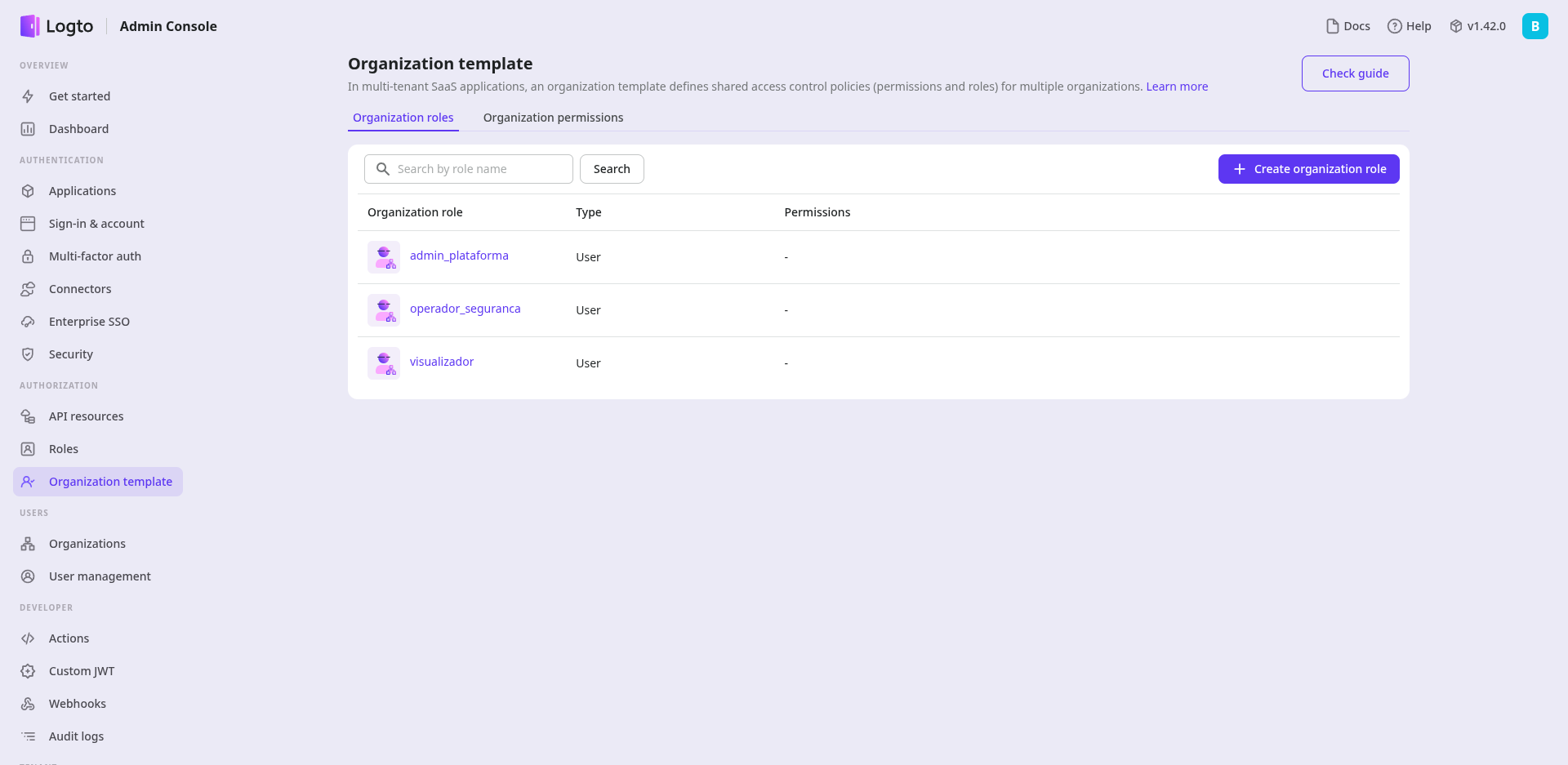Lista de papéis de organização no console do Logto mostrando os três papéis criados: admin_plataforma, operador_seguranca e visualizador