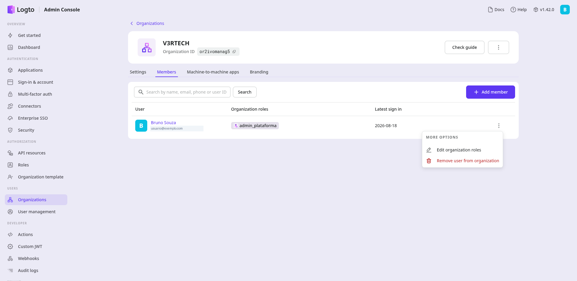 Tela de membros da organização V3RTECH no console do Logto, com o menu de ações do membro aberto mostrando as opções de edição de papéis
